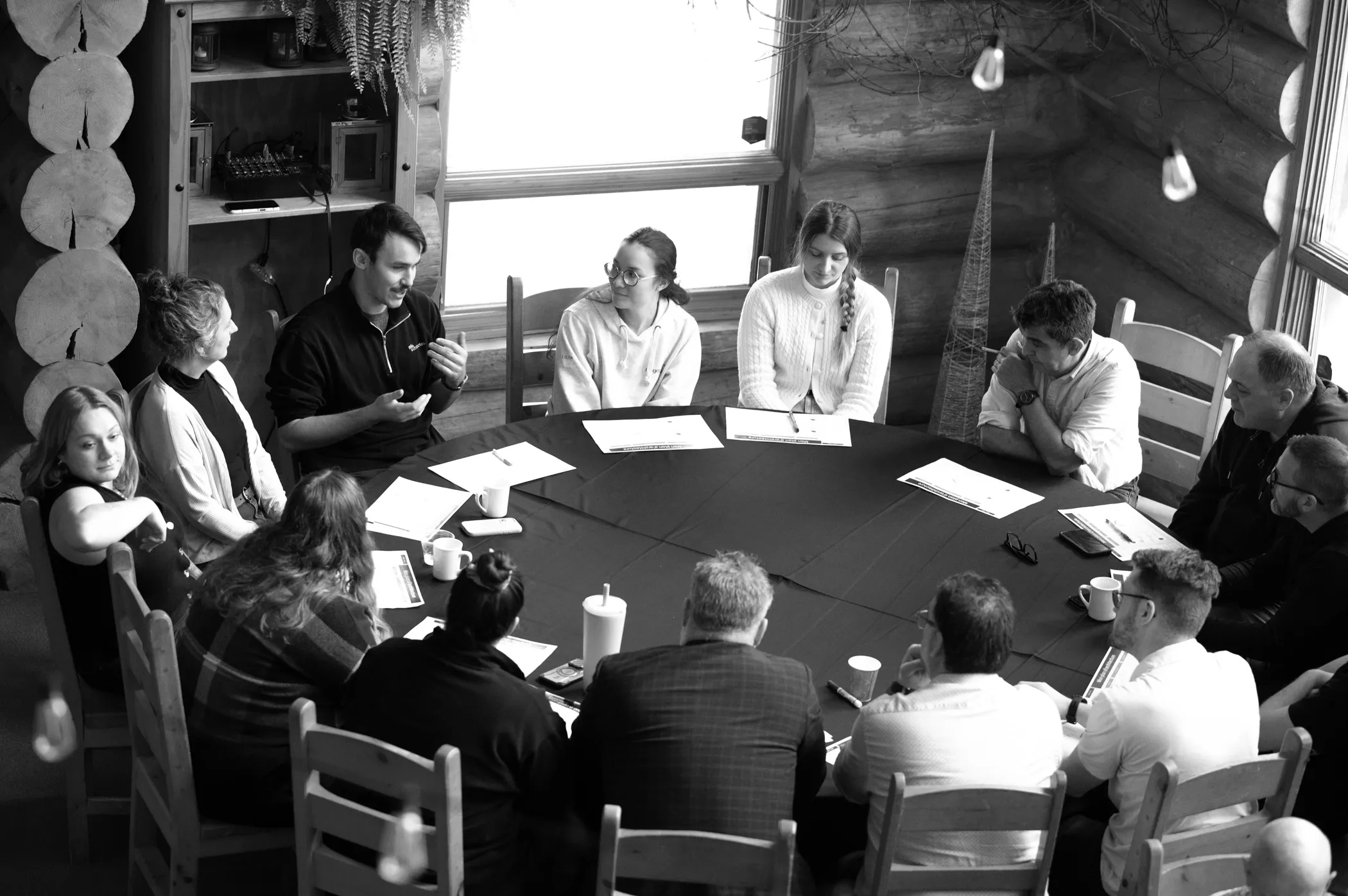 Groupe de personne autour d'une table