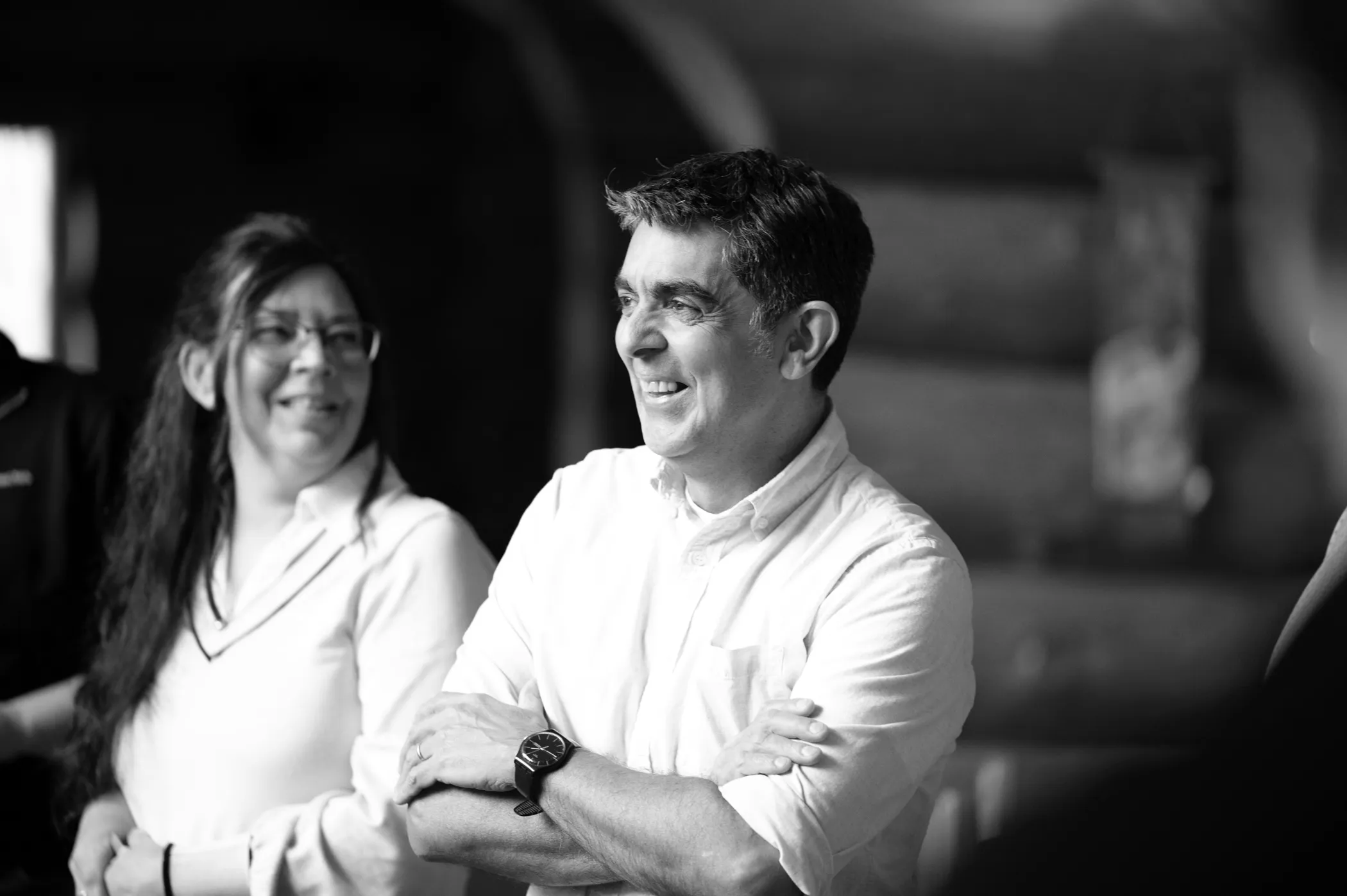 homme bras croisé souriant